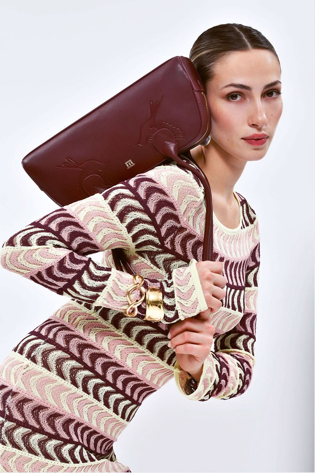 Celadon bordo kadın tasarım omuz çantası – minimal ve premium hakiki deri çanta - modelli çekim ters görünüm